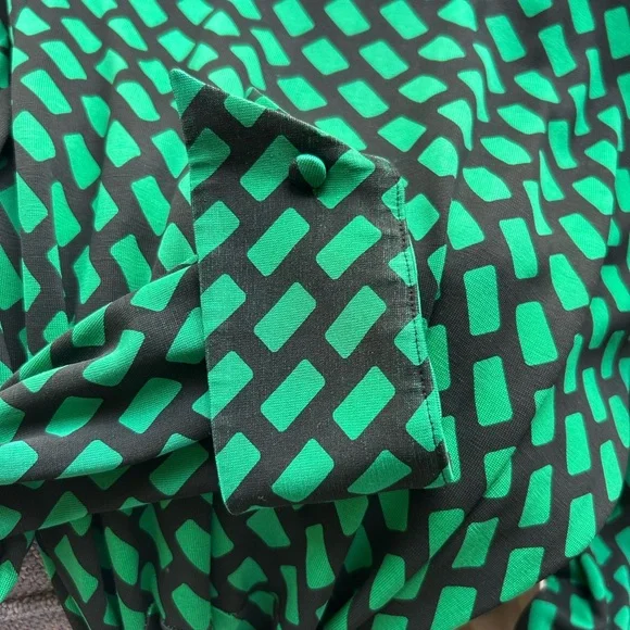 Diane Von Furstenberg Vintage Jeanne Silk Wrap Dress, Size 8 - Picture 4 of 5